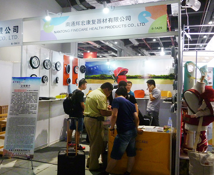 国内外客户在展会上咨询产品